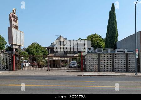 Los Angeles, California USA - 18 giugno 2021: Un vecchio hotel abbandonato su Sunset Boulevard vicino a Hollywood Foto Stock