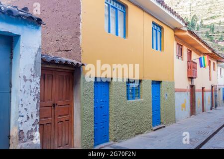 Via nel villaggio di Pisac, Valle Sacra di Incas, Perù. Foto Stock