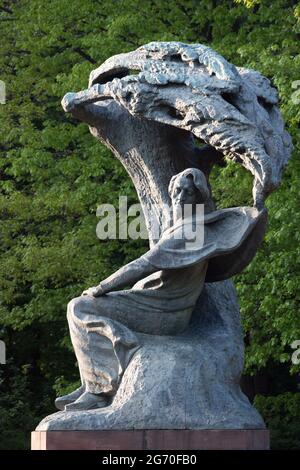 Statua di Frederic Chopin nel Parco Lazienki Krolewskie (Parco Lazienki) a Varsavia, Polonia. 20 Maggio 2021 © Wojciech Strozyk / Alamy Stock Photo *** Local C Foto Stock