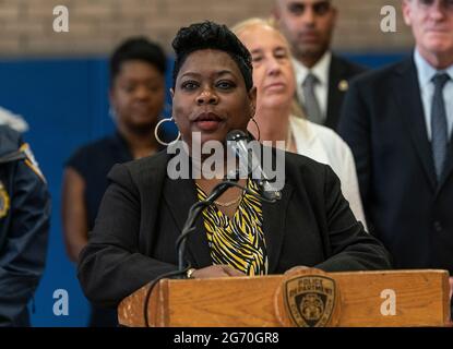 New York, Stati Uniti. 09 luglio 2021. Darcel Clark, avvocato del distretto della contea di Bronx, parla durante il briefing mediatico sul programma Saturday Night Lights al Boys Club di New York il 9 luglio 2021. Il programma Saturday Night Lights ha inizio il 10 luglio e continuerà tutto l'anno. La città ha investito 5 milioni di dollari per finanziare questo programma. (Foto di Lev Radin/Sipa USA) Credit: Sipa USA/Alamy Live News Foto Stock