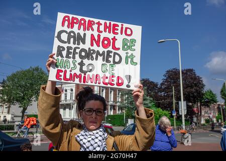 Palazzo della pace, l'Aia, Paesi Bassi. Venerdì 9 luglio, 2021. Manifestazione in occasione del 17° anniversario della Corte internazionale di giustizia di ‘- sentenza consultiva dell'ICJ che dichiara la costruzione illegale di Israele di una separazione o partizione della Cisgiordania. Il 9 luglio 2014, l'allora Segretario Generale delle Nazioni Unite Ban Ki-moon aveva chiesto di porre fine alla violenza tra israeliani e palestinesi, sette anni dopo la violenza continua, il muro si snoda ancora attraverso i territori occupati palestinesi e ancora i diritti umani palestinesi non sono praticamente esistenti. Israele ancora ig Foto Stock