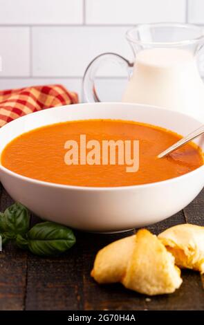 Ciotola di crema di pomodoro e zuppa di basilico fatta in casa Foto Stock