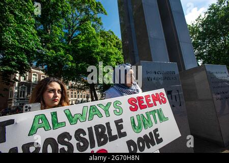 Palazzo della pace, l'Aia, Paesi Bassi. Venerdì 9 luglio, 2021. Manifestazione in occasione del 17° anniversario della Corte internazionale di giustizia di ‘- sentenza consultiva dell'ICJ che dichiara la costruzione illegale di Israele di una separazione o partizione della Cisgiordania. Il 9 luglio 2014, l'allora Segretario Generale delle Nazioni Unite Ban Ki-moon aveva chiesto di porre fine alla violenza tra israeliani e palestinesi, sette anni dopo la violenza continua, il muro si snoda ancora attraverso i territori occupati palestinesi e ancora i diritti umani palestinesi non sono praticamente esistenti. Israele ancora ig Foto Stock