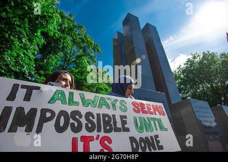 Palazzo della pace, l'Aia, Paesi Bassi. Venerdì 9 luglio, 2021. Manifestazione in occasione del 17° anniversario della Corte internazionale di giustizia di ‘- sentenza consultiva dell'ICJ che dichiara la costruzione illegale di Israele di una separazione o partizione della Cisgiordania. Il 9 luglio 2014, l'allora Segretario Generale delle Nazioni Unite Ban Ki-moon aveva chiesto di porre fine alla violenza tra israeliani e palestinesi, sette anni dopo la violenza continua, il muro si snoda ancora attraverso i territori occupati palestinesi e ancora i diritti umani palestinesi non sono praticamente esistenti. Israele ancora ig Foto Stock