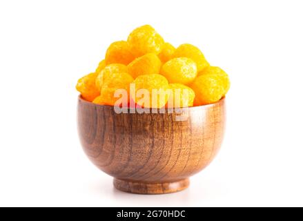 Spuntini a sfera ricoperti di formaggio isolati su uno sfondo bianco Foto Stock