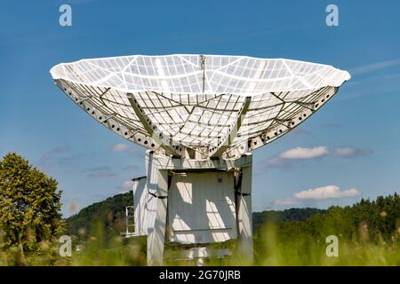 Osservatorio ionosferico con antenna satellitare gigante per la ricezione di un segnale satellitare. Foto Stock