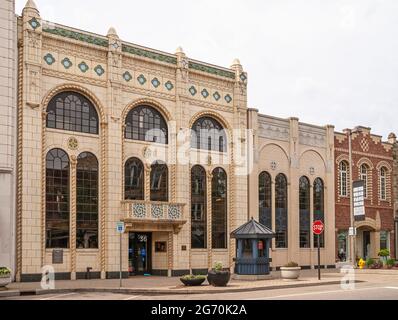 Holland, MI, USA - 8 giugno 2008: Quartiere storico. Primo piano di architettura beige artful edificio della People's state Bank contro il cielo grigio. Cartello stradale Foto Stock