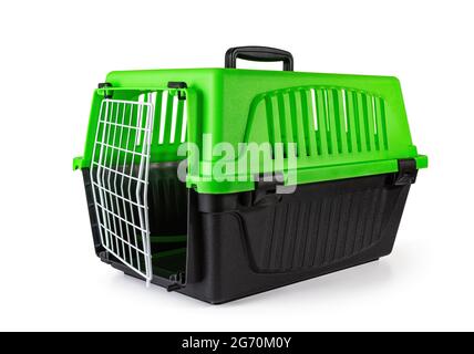 Porta PET con porta socchiusa isolata in bianco. Cassa di viaggio per gatti. Box da viaggio vuoto per cani. Trasporto di animali alla clinica veterinaria. Foto Stock