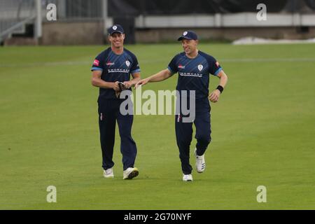 Chester-le-Street, Regno Unito. 09 luglio 2021. Harry è venuto del Derbyshire si congratula con il compagno di squadra Luis Reece durante la partita Vitality Blast T20 tra il Durham County Cricket Club e il Derbyshire County Cricket Club a Emirates Riverside, Chester le Street venerdì 9 luglio 2021. (Credit: Mark Fletcher | MI News) Credit: MI News & Sport /Alamy Live News Foto Stock