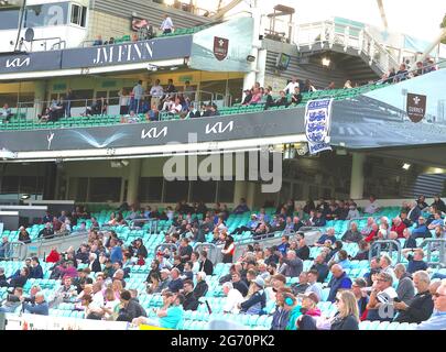 Londra, Regno Unito. 09 luglio 2021. 9 luglio 2021. Londra, Regno Unito. Una bandiera di calcio inglese appesa al Kia Oval in vista della finale dei Campionati europei, mentre Surrey prende il Kent nella partita di cricket Vitality T20 Blast al Kia Oval. David Rowe/Alamy Live News. Credit: David Rowe/Alamy Live News Foto Stock