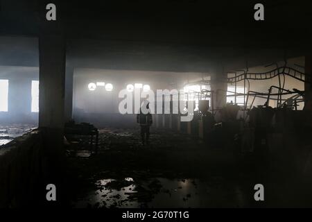 Narayanganj, Bangladesh. 09 luglio 2021. Almeno 52 morti nel fuoco alla fabbrica di Hashem Foods Ltd. A Ruppanj, distretto di Narayanganj, alla periferia di Dhaka. (Foto di Mir Hossen Roney/Pacific Press) Credit: Pacific Press Media Production Corp./Alamy Live News Foto Stock