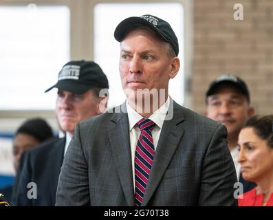 New York, Stati Uniti. 09 luglio 2021. Il commissario della NYPD Dermot Shea partecipa a un briefing sui media sul programma di luci notturne del sabato al Boys Club di New York. Il programma Saturday Night Lights ha inizio il 10 luglio e continuerà tutto l'anno. La città ha investito 5 milioni di dollari per finanziare questo programma. Ogni sabato, dalle 17:00 alle 21:00, i bambini dai 11 ai 18 anni potranno praticare una vasta gamma di sport al coperto, tra cui pallacanestro, calcio, pallavolo, danza, arti marziali e molto altro. (Foto di Lev Radin/Pacific Press) Credit: Pacific Press Media Production Corp./Alamy Live News Foto Stock