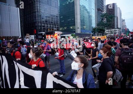 SÃ£o Paulo, SÃ£o Paulo, Brasile. 29 maggio 2021. I manifestanti si riuniscono durante una protesta contro la risposta del governo del Covid-19 su Avenida Paulista a Sao Paulo, Brasile, sabato 29 maggio 2021. La gravità di Covid in Brasile, con 16 milioni di casi e 450,000 vite perse, è stata spesso attribuita all'amministrazione del presidente Jair Bolsonaro, che ancora guadi non vaccinato e senza maskless in folle. Credit: CRIS FAGA/ZUMA Wire/Alamy Live News Foto Stock