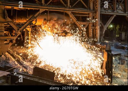 Altoforno, produzione di ghisa. Metallo versato fuori dal forno metallurgico Foto Stock