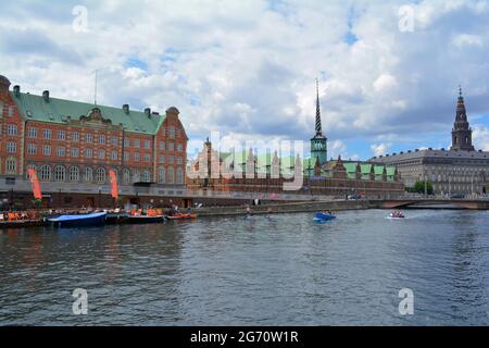 Copenaghen, Danimarca - 1 luglio 2021: L'esterno di Borsen, la Borsa. Foto Stock