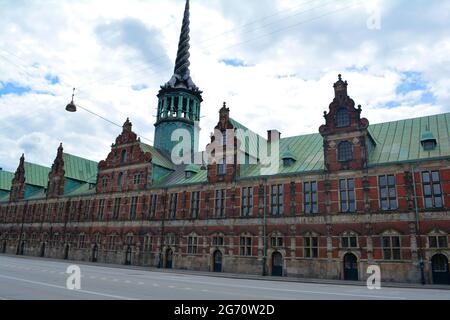 Copenaghen, Danimarca - 1 luglio 2021: L'esterno di Borsen, la Borsa. Foto Stock