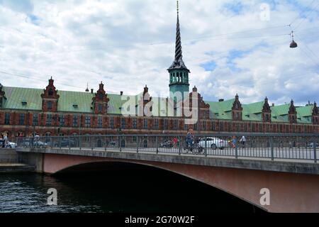 Copenaghen, Danimarca - 1 luglio 2021: L'esterno di Borsen, la Borsa. Foto Stock