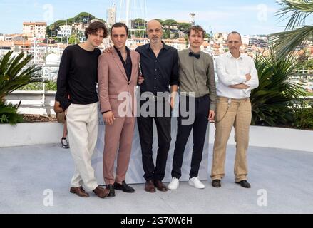 Cannes, Francia. 09 luglio 2021. Thomas Prenn (l-r), Franz Rogowski, Anton von Lucke e Georg Friedrich si presentano alla fotocellula della "Grande libertà" durante il 74a Festival annuale del Cinema di Cannes al Palais des Festivals di Cannes, in Francia, il 09 luglio 2021. Credit: dpa Picture Alliance/Alamy Live News Foto Stock