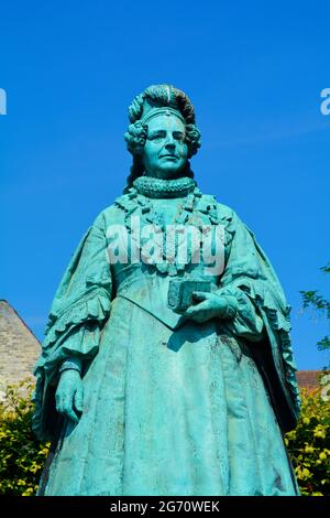 Copenhagen, Danimarca - Luglio 2021: Statua della Regina Caroline Amalie di Augustenburg nel Giardino delle Rose del Castello di Rosenborg (slot Rosenborg) Foto Stock