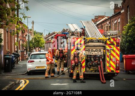 Manchester, Regno Unito. 09 luglio 2021. I vigili del fuoco controllano la pompa per l'acqua al camion antincendio.Greater Manchester Fire Service Block off Norman Street, Failsworth dopo un incendio in una casa in un appartamento su Manchester Road. I residenti dicono che il fuoco della casa è stato causato da un uomo che ha voluto commettere suicidio, tuttavia rapporti contrastanti anche mi è venuto che l'uomo stava cucinando. Due camion dei vigili del fuoco e un comandante dei vigili del fuoco hanno risposto alla scena. (Foto di Ryan Jenkinson/SOPA Images/Sipa USA) Credit: Sipa USA/Alamy Live News Foto Stock