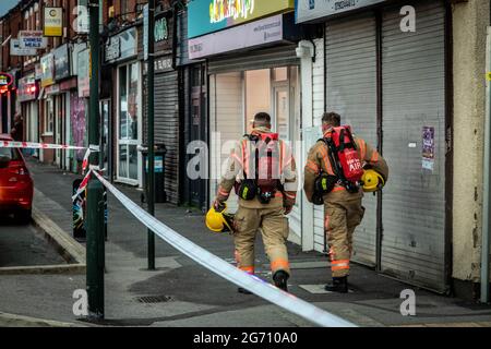 Manchester, Regno Unito. 09 luglio 2021. I vigili del fuoco camminano verso la scena dell'incendio della casa a Manchester.Greater Manchester Fire Service Block Off Norman Street, Failsworth dopo un incendio di casa in un appartamento su Manchester Road. I residenti dicono che il fuoco della casa è stato causato da un uomo che ha voluto commettere suicidio, tuttavia rapporti contrastanti anche mi è venuto che l'uomo stava cucinando. Due camion dei vigili del fuoco e un comandante dei vigili del fuoco hanno risposto alla scena. (Foto di Ryan Jenkinson/SOPA Images/Sipa USA) Credit: Sipa USA/Alamy Live News Foto Stock