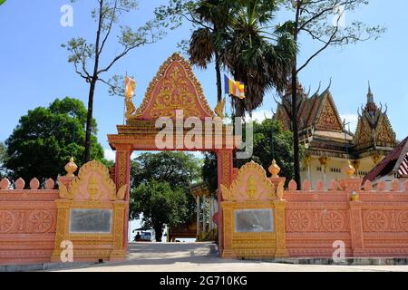 Cambogia Sihanoukville - Kampong Som - Wat IntNhean - Wat Krom cancello d'ingresso Foto Stock