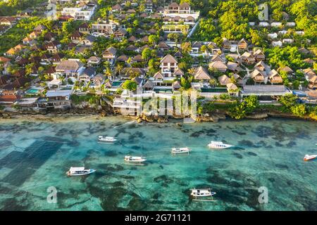 Vista aerea di ville e hotel di lusso sulla costa dell'isola di Nusa Lembongan, di fronte al mare turchese di Bali, Indonesia Foto Stock