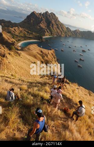 Padar, Indonesia - 3 luglio 2021: I turisti indonesiani posano per scattare foto e scatta selfie al famoso punto di osservazione dell'isola di Padar nella pa nazionale di Komodo Foto Stock