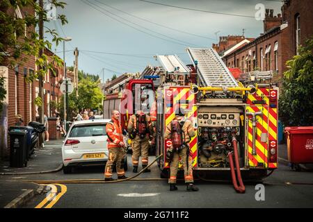 Manchester, Regno Unito. 09 luglio 2021. I vigili del fuoco controllano la pompa per l'acqua al camion antincendio.Greater Manchester Fire Service Block off Norman Street, Failsworth dopo un incendio in una casa in un appartamento su Manchester Road. I residenti dicono che il fuoco della casa è stato causato da un uomo che ha voluto commettere suicidio, tuttavia rapporti contrastanti anche mi è venuto che l'uomo stava cucinando. Due camion dei vigili del fuoco e un comandante dei vigili del fuoco hanno risposto alla scena. Credit: SOPA Images Limited/Alamy Live News Foto Stock