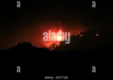 Beckwourth, Stati Uniti. 09 luglio 2021. Gli alberi che bruciano mentre il fuoco del complesso di Beckwourth si avvicina all'autostrada 395. Il fuoco del complesso Beckwourth continua a bruciare per tutta la notte. (Foto di Ty ONeil/SOPA Images/Sipa USA) Credit: Sipa USA/Alamy Live News Foto Stock