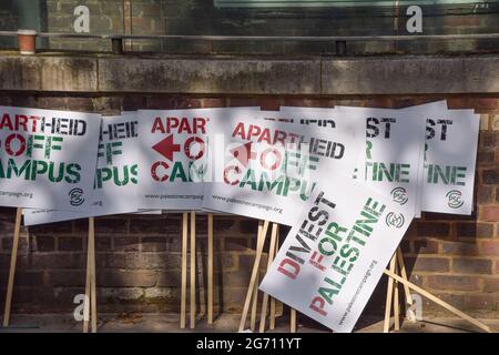 Londra, Regno Unito. 09 luglio 2021. I cartelli visti fuori dall'Università di Londra Union durante la protesta studentesca per la Palestina.i manifestanti hanno marciato in varie università nel centro di Londra chiedendo loro di dismettere da 'tutte le aziende compitano in Israele violazioni del diritto internazionale' e che semina 'tutti i legami con istituzioni israeliane complici'. Credit: SOPA Images Limited/Alamy Live News Foto Stock