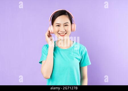 bella donna asiatica ritratto, isolato su sfondo viola Foto Stock