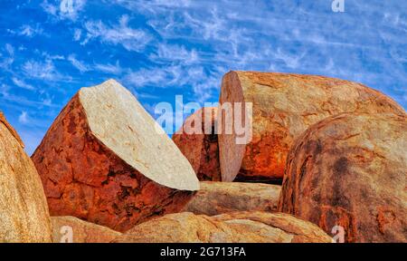 Diavoli marmi Karlu Karlu territorio del Nord dell'Australia , giganteschi massi di granito formati da erosione con rocce divise nell'entroterra australiano Foto Stock