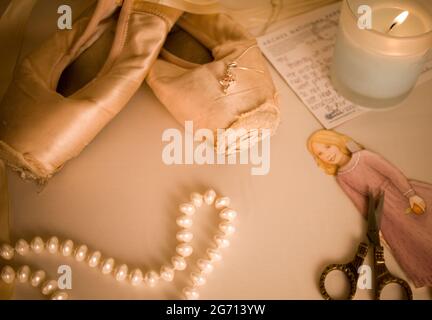 Ragazza sfondo, scarpe punta Foto Stock