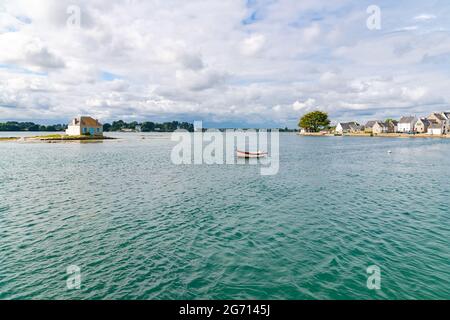 La casa di Saint-Cado in Bretagna, sul fiume Etel, con una barca a remi Foto Stock