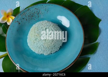 Riso blu fatto da Butterfly Pea flower (ali di maialino asiatiche). Foto Stock