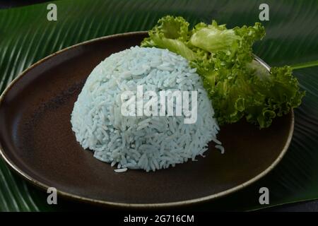 Riso blu fatto da Butterfly Pea flower (ali di maialino asiatiche). Foto Stock