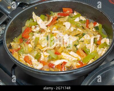 Colpo di primo piano di verdure fajita cucinate in una padella Foto Stock