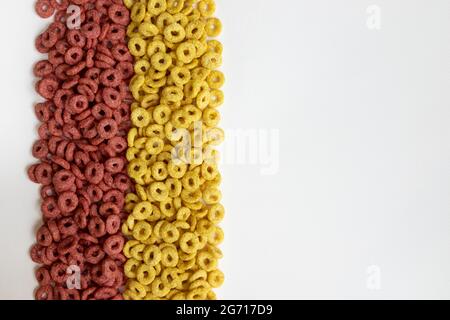 deliziosi cereali di avena cheerios in mucchio grande, cereali di fondo cheerios, deliziosa e utile colazione, cornice con anelli colorati cereali colazione e Foto Stock