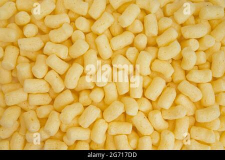 bastoncini di mais gialli, bastoncini di mais con zucchero in polvere, vista dall'alto, dessert delizioso e utile Foto Stock