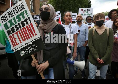 Londra, Regno Unito. 09 luglio 2021. I manifestanti sono visti tenere i segni durante la protesta. Studenti e altri manifestanti vanno in un tour delle università di Londra per chiedere un boicottaggio per tutte le istituzioni accademiche e culturali israeliane in solidarietà con la lotta per porre fine all'occupazione, alla colonizzazione e al sistema di apartheid di Israele. Credit: SOPA Images Limited/Alamy Live News Foto Stock