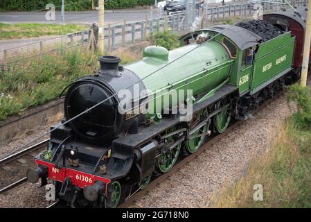 Old Leigh, Leigh on Sea, Essex, Regno Unito. 10 luglio 2021. Un'escursione a vapore 61306 Dreams dalla stazione di Southend Est a Hastings è passata attraverso l'area del vecchio villaggio di pescatori di Leigh on Sea, conosciuta come Old Leigh, trainato dal LNER Thompson Classe B1 ‘M'Ayflower' splendente di livrea verde mela. Lo speciale tour a vapore mattutino viaggerà attraverso Londra prima di dirigersi verso la costa del Sussex orientale Foto Stock