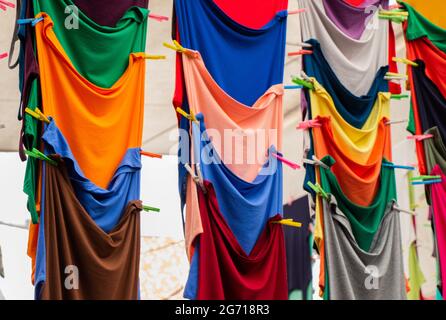 Vestiti appesi su un mercato all'aperto Foto Stock