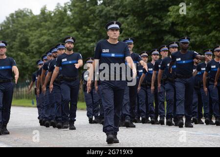 Versailles, Francia. 09 luglio 2021. Ufficiali di polizia municipali di Nizza, Francia, partecipano ad una prova del 14 luglio della sfilata della Bastiglia delle truppe a piedi nella base militare Satory a Versailles, vicino a Parigi il 9 luglio 2021. Foto di Raphael Lafargue/ABACAPRESS.COM Credit: Abaca Press/Alamy Live News Foto Stock