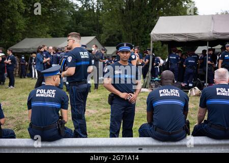 Versailles, Francia. 09 luglio 2021. Ufficiali di polizia municipali di Nizza, Francia, partecipano ad una prova del 14 luglio della sfilata della Bastiglia delle truppe a piedi nella base militare Satory a Versailles, vicino a Parigi il 9 luglio 2021. Foto di Raphael Lafargue/ABACAPRESS.COM Credit: Abaca Press/Alamy Live News Foto Stock