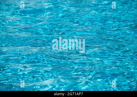 Tansgenitore chiaro acqua calma superficie texture. Astratto natura sfondo. Modello di acqua di mare. Foto Stock