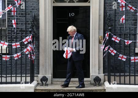 Londra, Regno Unito. 9 luglio 2021. Il primo ministro britannico BORIS JOHNSON detiene la bandiera inglese al di fuori del 10 Downing Street prima della partita finale di Euro 2020 contro l'Italia di domenica. Credit: Tayfun Salci/ZUMA Wire/Alamy Live News Foto Stock