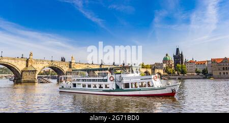 Panorama di una barca turistica sul fiume Moldava (Moldau) a Praga, Repubblica Ceca Foto Stock