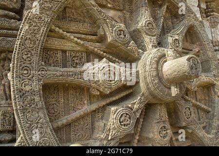 Design intricato di ruota in pietra, raggi, assale e perno a cuneo al Tempio del Sole, Konark, India, Asia Foto Stock