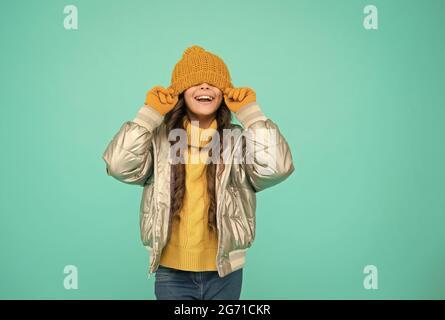 divertente bambino in giacca e maglieria in argento gonfie ottenere caldo in inverno pronto per attività in vacanza, divertendosi Foto Stock